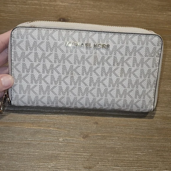 Michael Kors Gray Monogram Wallet - Picture 1 of 10